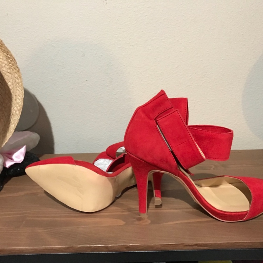 Sofia Webster Red Pump w/Ankel Bow - Picture 3 of 3